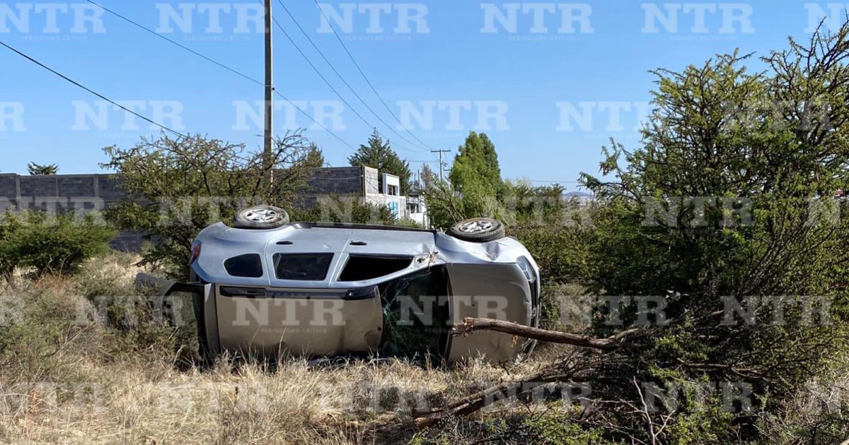 Se Vuelcan En Carretera Y Abandonan Camioneta NTR Zacatecas