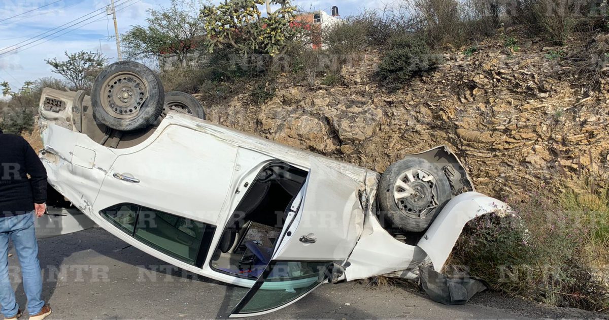 Mujer Resulta Lesionada En Volcadura Sobre Carretera A Comunidad De