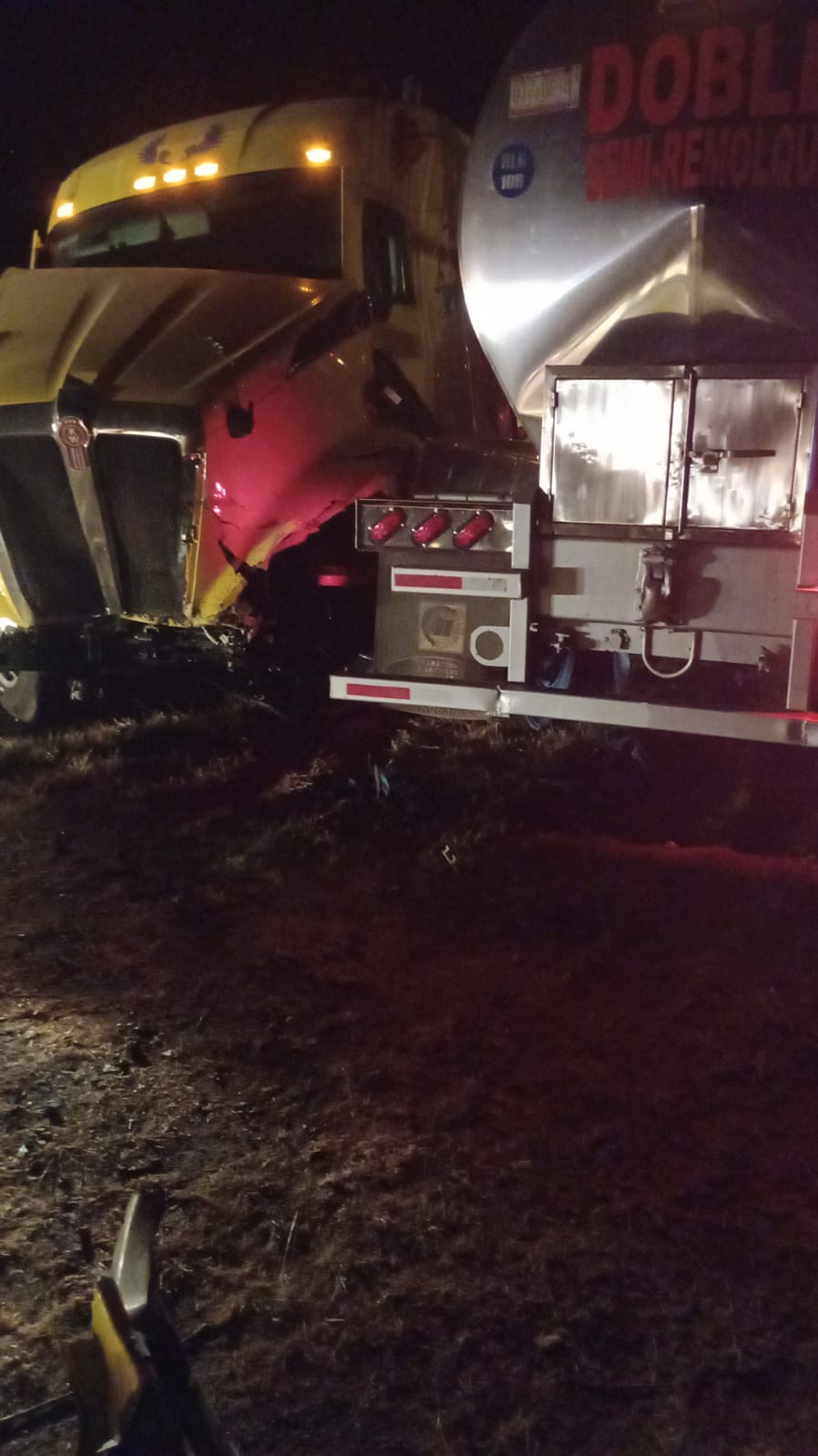 Dos camiones de quinta rueda sufren choque frontal en tramo Osiris