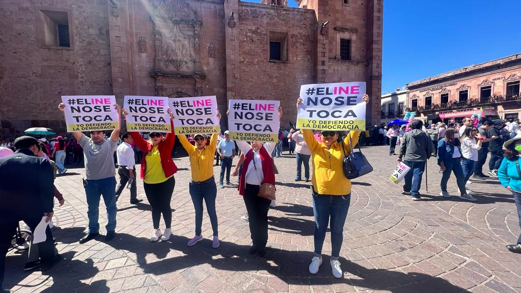Se manifiestan en defensa del INE