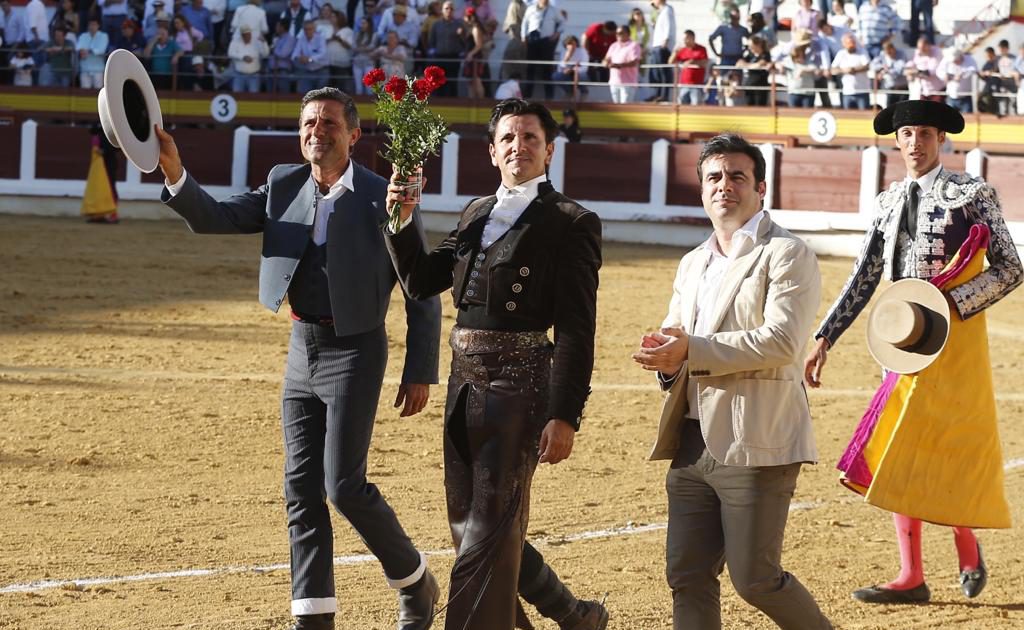 Diego Ventura, con José Luis Iniesta, ganadero de Los Espartales y con el mayoral, dieron la vuelta al ruedo, el pasado sábado en Mérida, España.