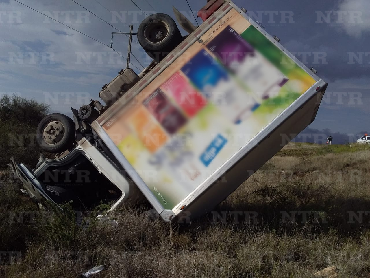 Vuelca camión que transportaba leche sobre carretera federal 49 NTR