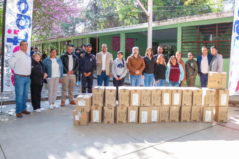 Benefician a estudiantes de preparatoria con computadoras