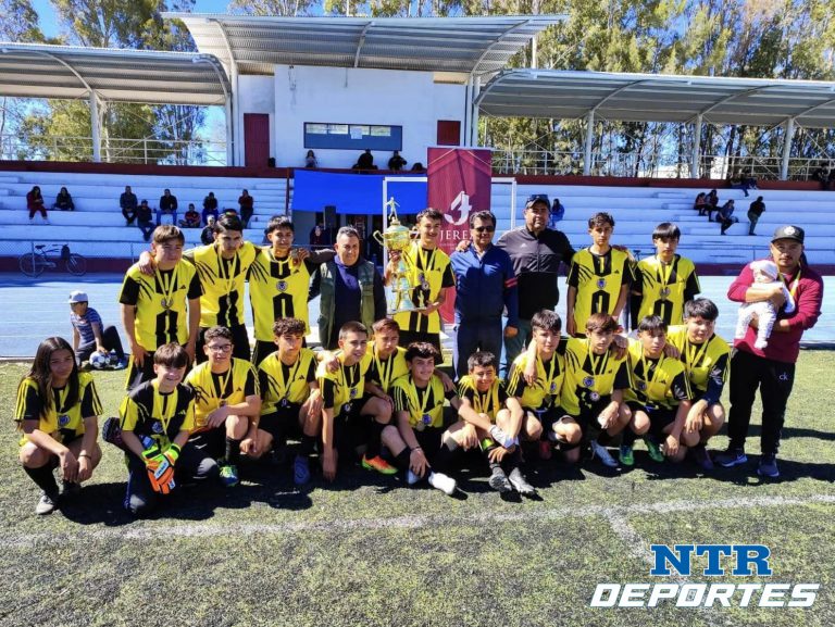 Lobos se corona en liga juvenil