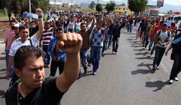 Realizan normalistas de nuevo manifestaciones en Michoacán