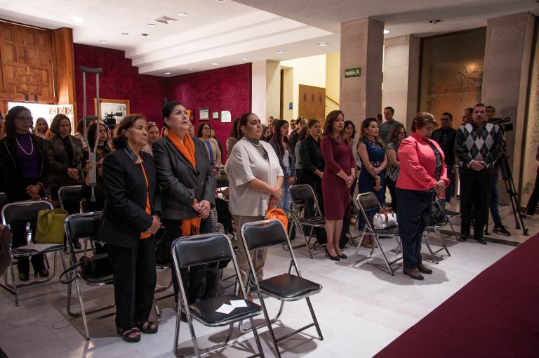 Realizan primer Parlamento de las Mujeres