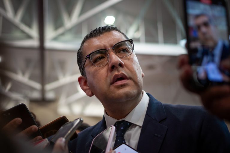 Se reúne fiscal con migrantes