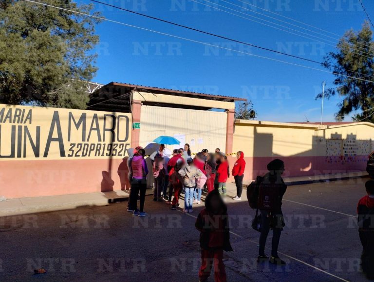 Toman escuela por falta de maestro