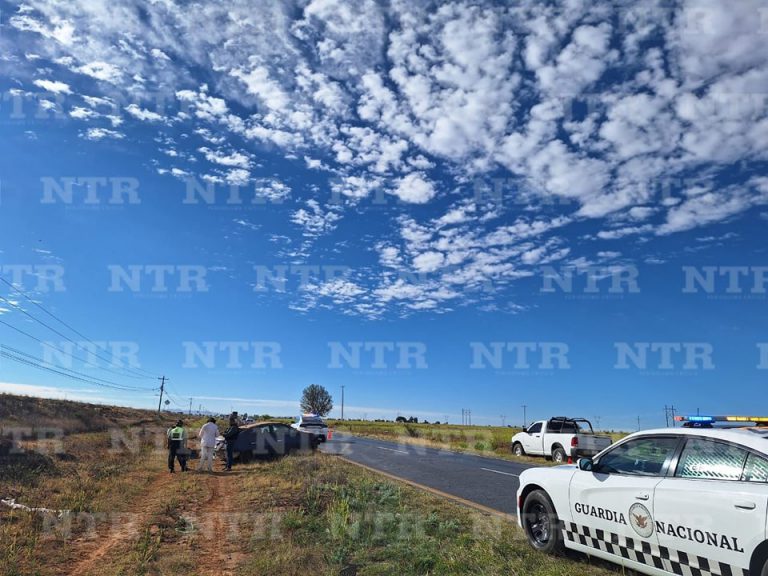 Vuelca auto sobre carretera 45