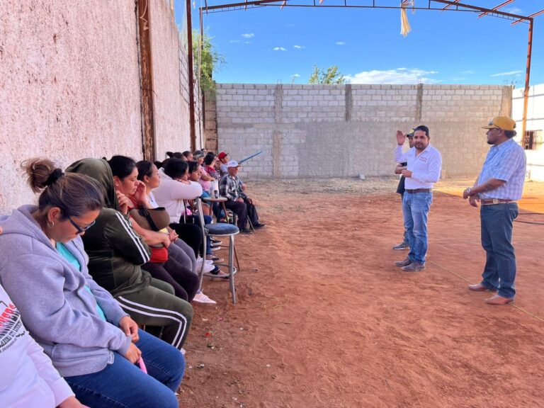 Dialoga Martín Alvarez con habitantes de San Gabriel