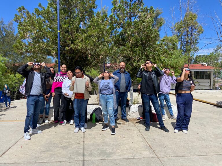Instalan punto para observar el eclipse en prepa 4