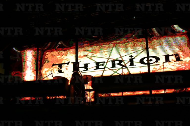 Cimbra Therion la noche con su metal