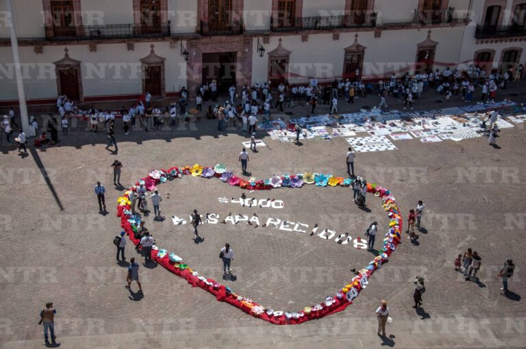 Marchan buscadoras de desaparecidos en el Día de las Madres