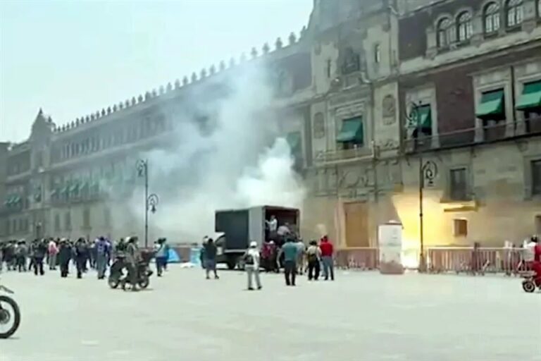 Atacan Palacio Nacional; hieren a 26 policías