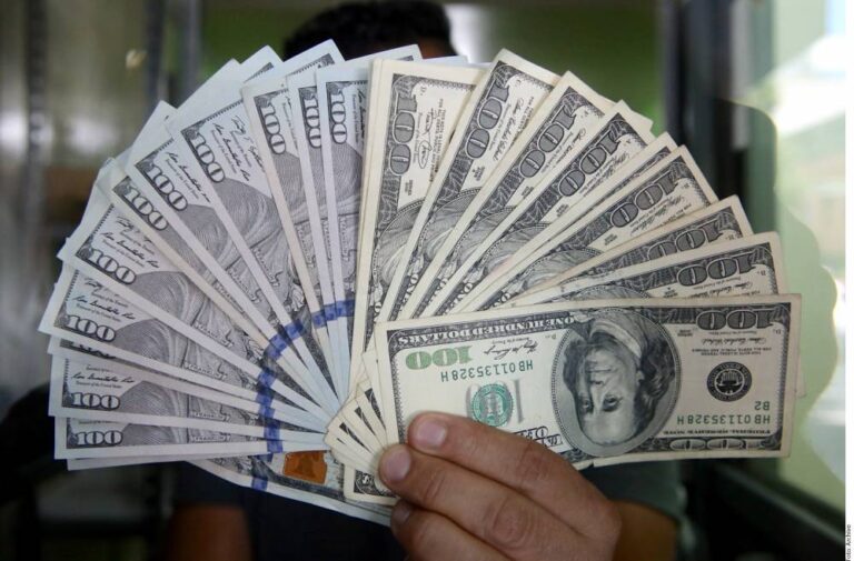 Baja dólar a menor valor en un mes