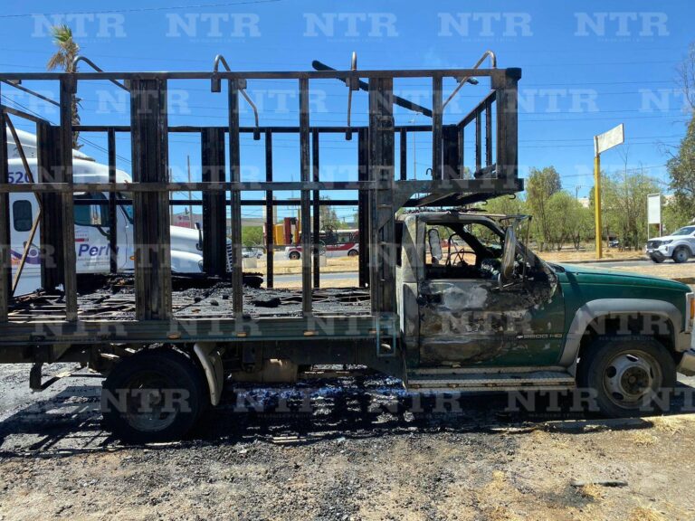 Falla mecánica provoca incendio en camioneta de carga