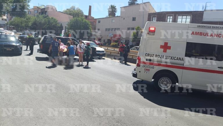 Choca, atropella a dos personas y huye, en la capital