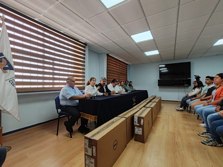Entregan computadoras a Ciencias Sociales UAZ