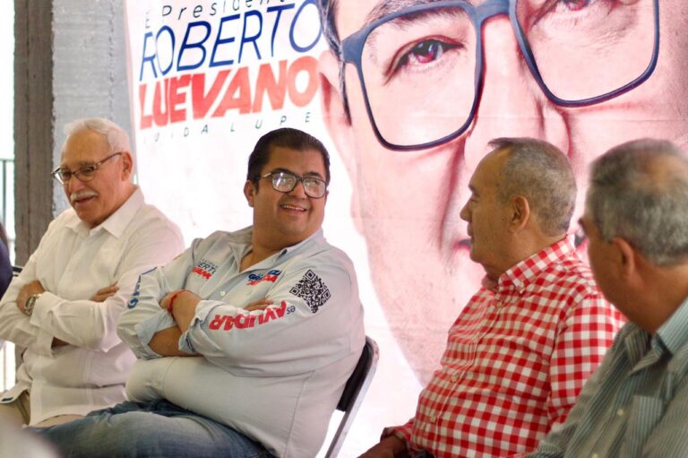 Exponen colonos de Arboledas sus necesidades a Roberto Luévano