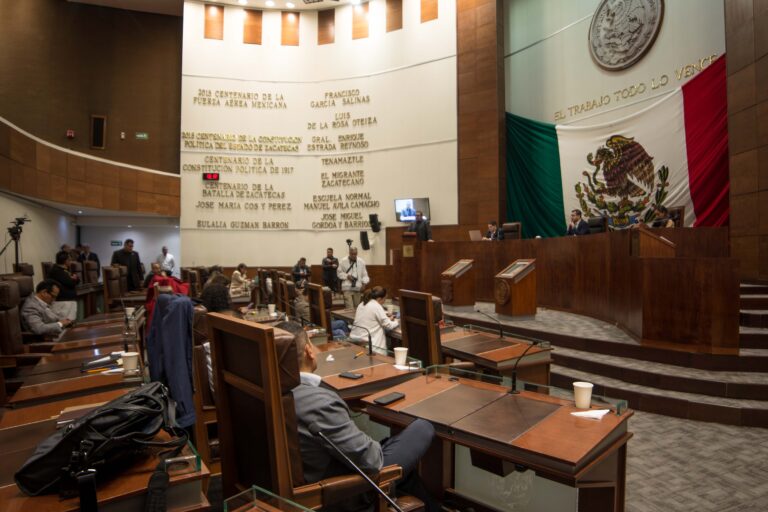 Falta apoyo para profesores: diputados