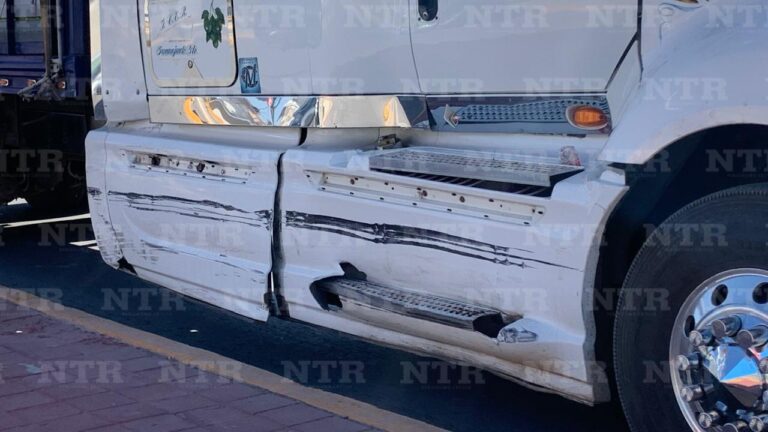Impactan camioneta y camión sobre bulevar Jesús Varela Rico
