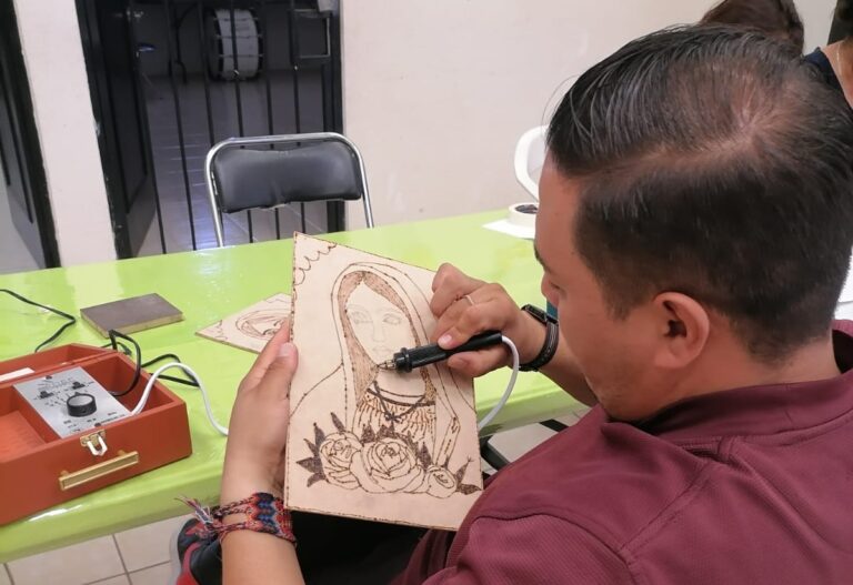 Imparten taller de pirograbado