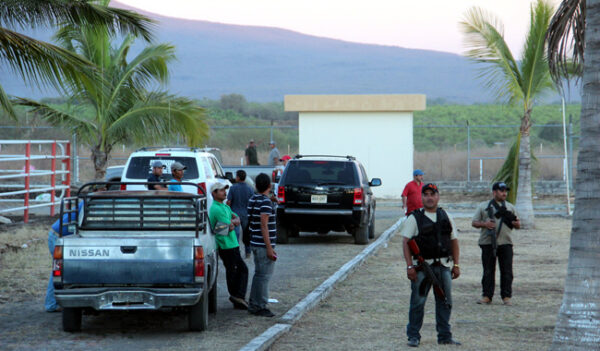 Ingresan autodefensas a Ziracuaretiro