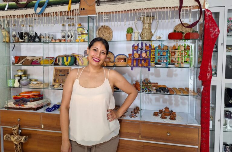 Invitan a taller de barro en Casa de Adobe