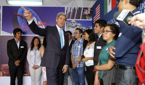 Kerry inaugura stand de EUA en Feria de las Cultura Amigas