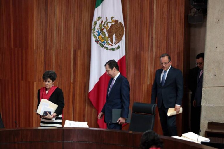 Multan a PRI por desplegado contra Anaya