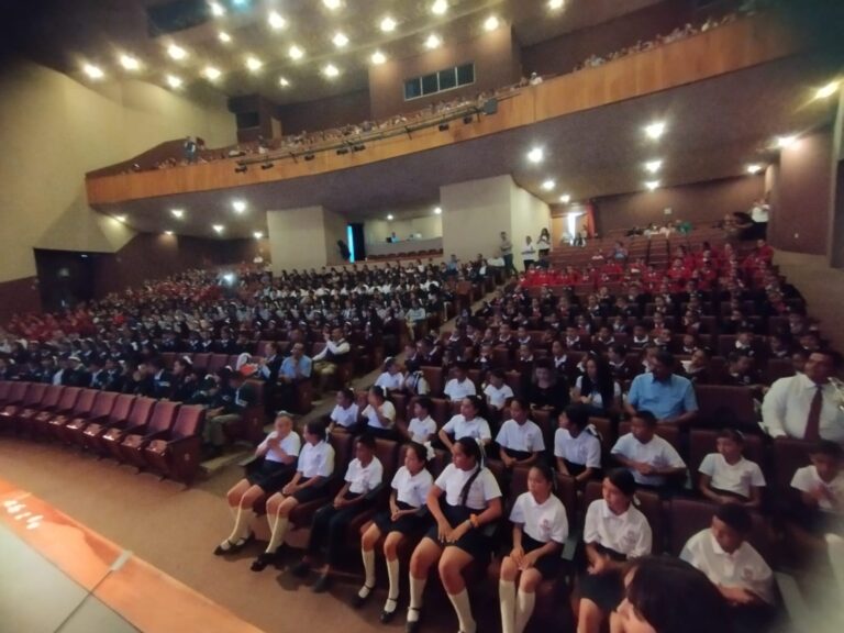 Participan 600 alumnos en Concurso de Interpretación del Himno Nacional