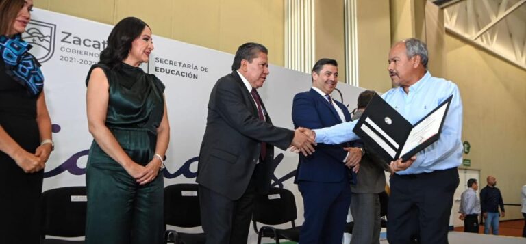 Reconocen a maestros; les garantizan sueldo