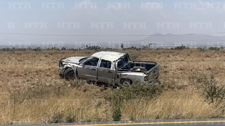 Se vuelca camioneta en Fresnillo; hay dos heridos