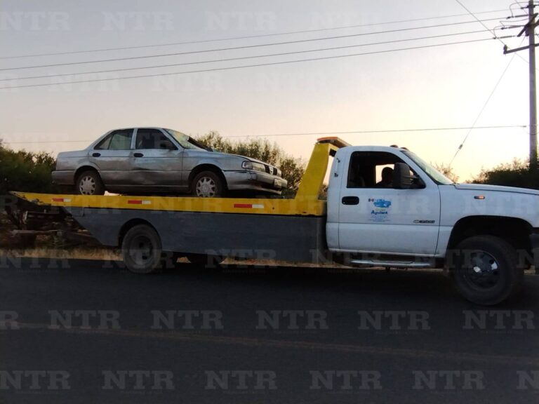 Sufren volcadura y abandonan vehículo