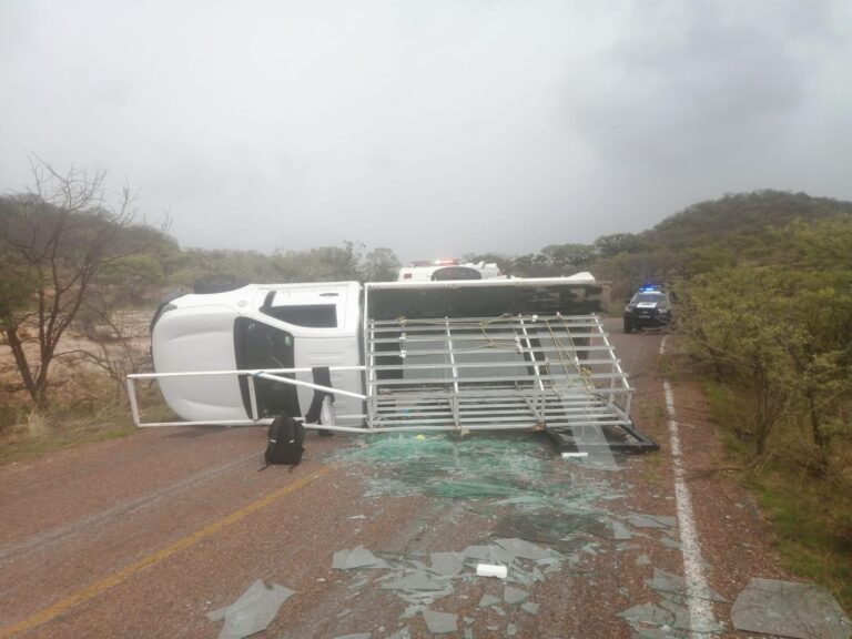 Vuelca camioneta que transportaba vidrio
