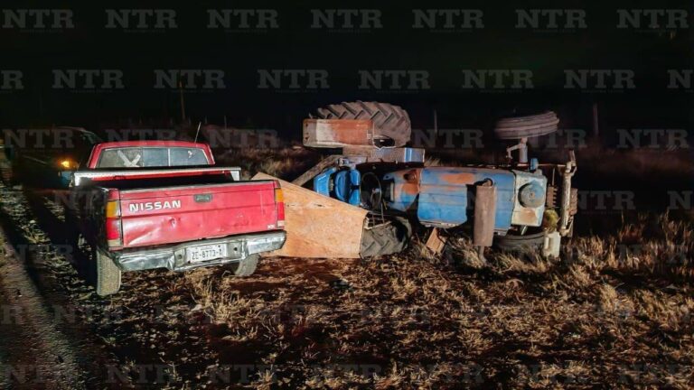Chocan auto y tractor en carretera de Fresnillo a Cañitas