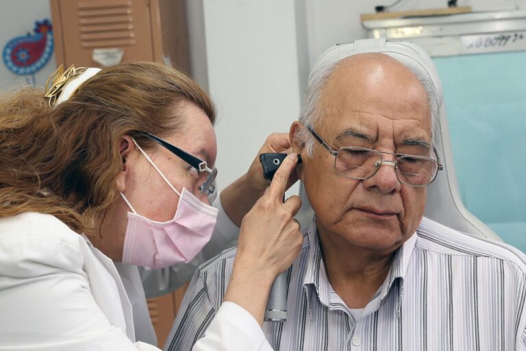 Cuidan la salud de adultos mayores