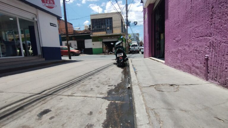 Cumple una semana fuga de agua en el centro
