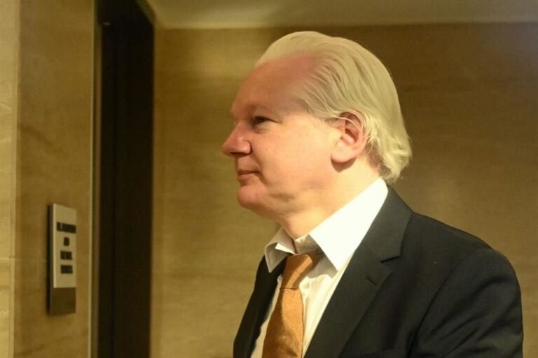 Declara jueza en libertad a Julian Assange
