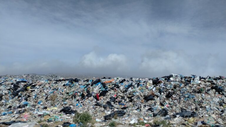 Depositan desechos fuera del basurero sin autorización