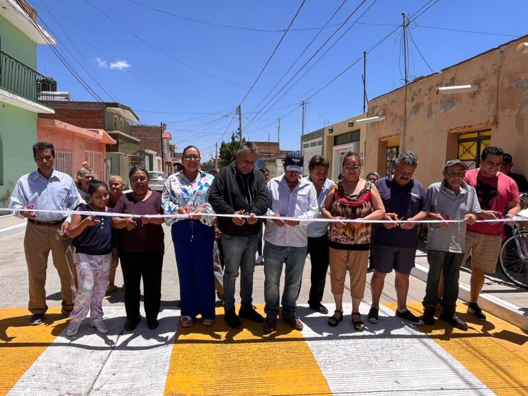 Entregan pavimentación de la calle Nezahualcóyotl