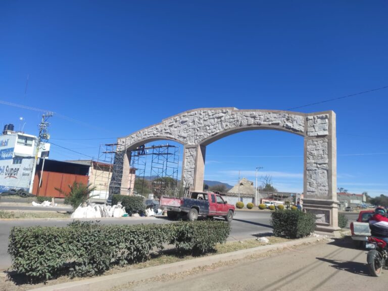 Por terminar, arco de bienvenida en Valparaíso