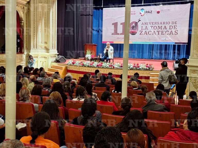 Paco Ignacio Taibo II imparte charla con humor