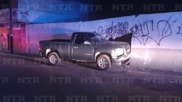 Se impacta contra muro de la central camionera