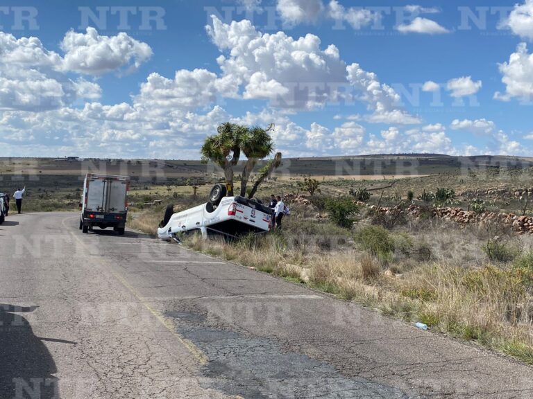 Se vuelca camioneta en Genaro Codina