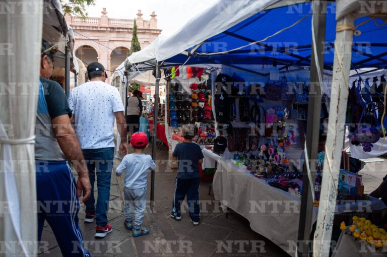 Instalan tianguis del Día del Padre