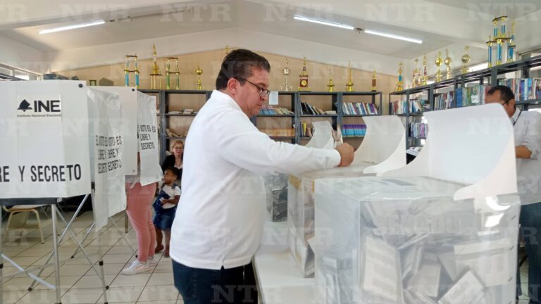 Vota rector de la UAZ, Rubén Ibarra Reyes