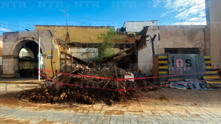 Se derrumba finca abandonada en Fresnillo