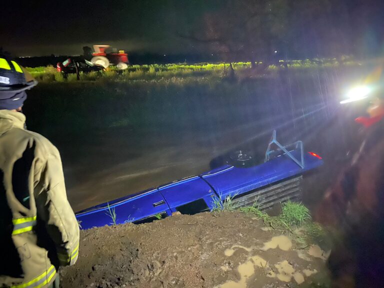 Chocan camionetas y una termina en un estanque