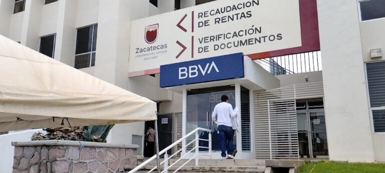 Se queda gobierno sin placas